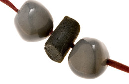 Collana con perle di ceramica e inserti di pietra lavica (MOD. C/L 10)